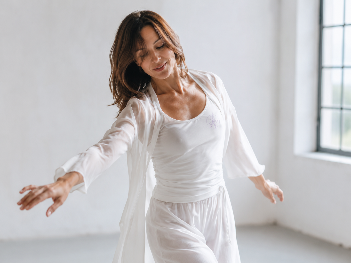 Danzatrice adulta in movimento fluido