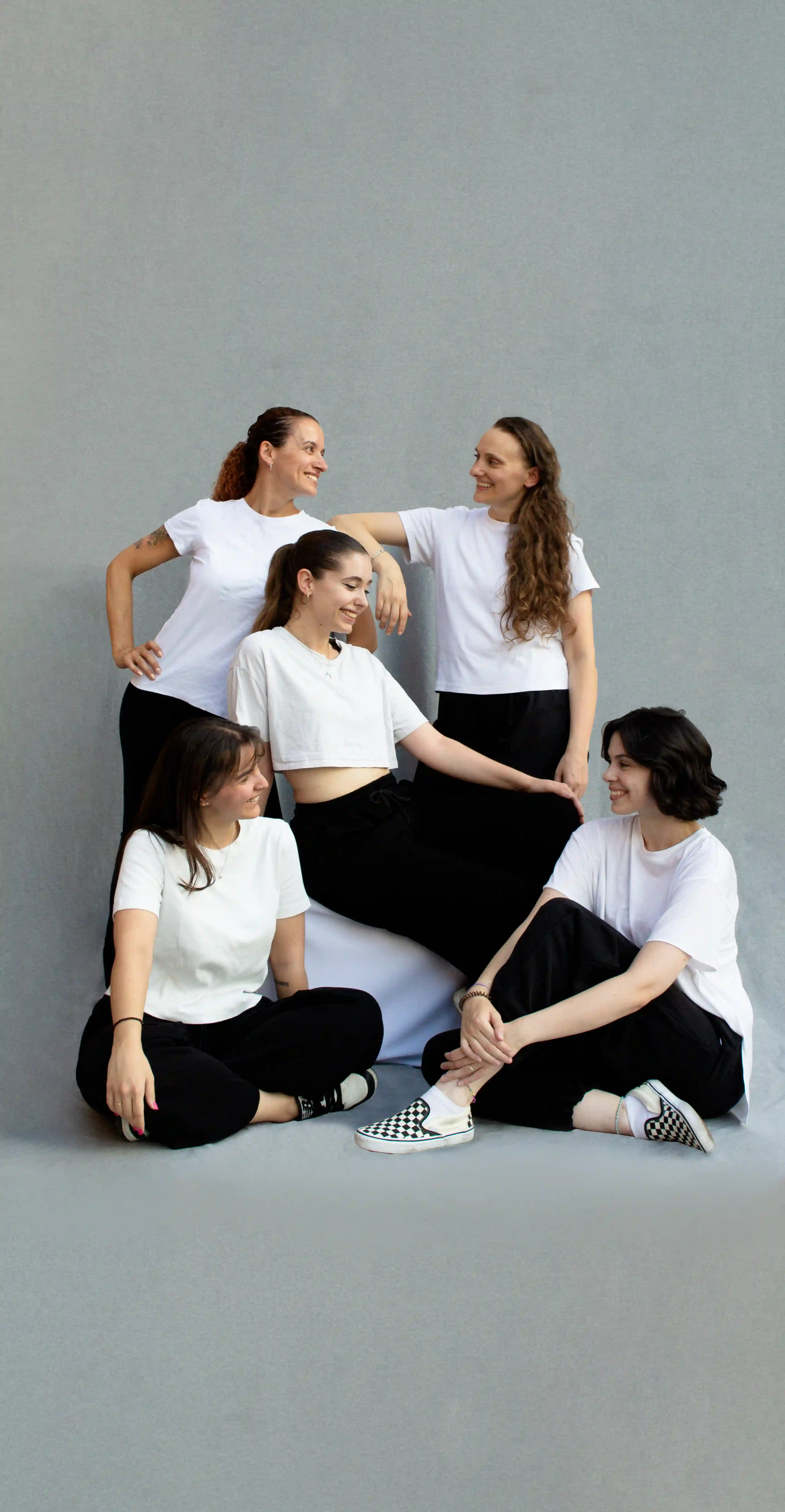 Le cinque socie fondatrici di Artemisia Studio Danza insieme